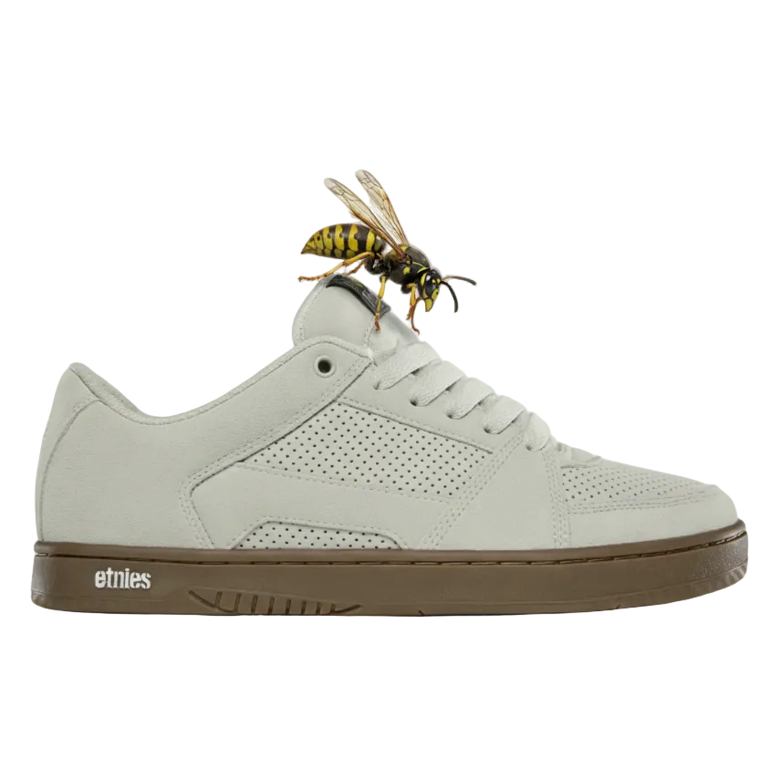 Beige Etnies met wesp op tong