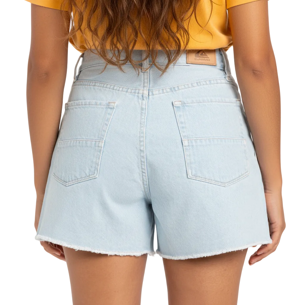 Close-up lichtblauwe denim short